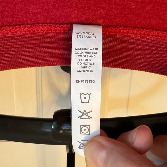 Glyder Yoga Top in Cranberry Red (size M) - Picture 4 of 8